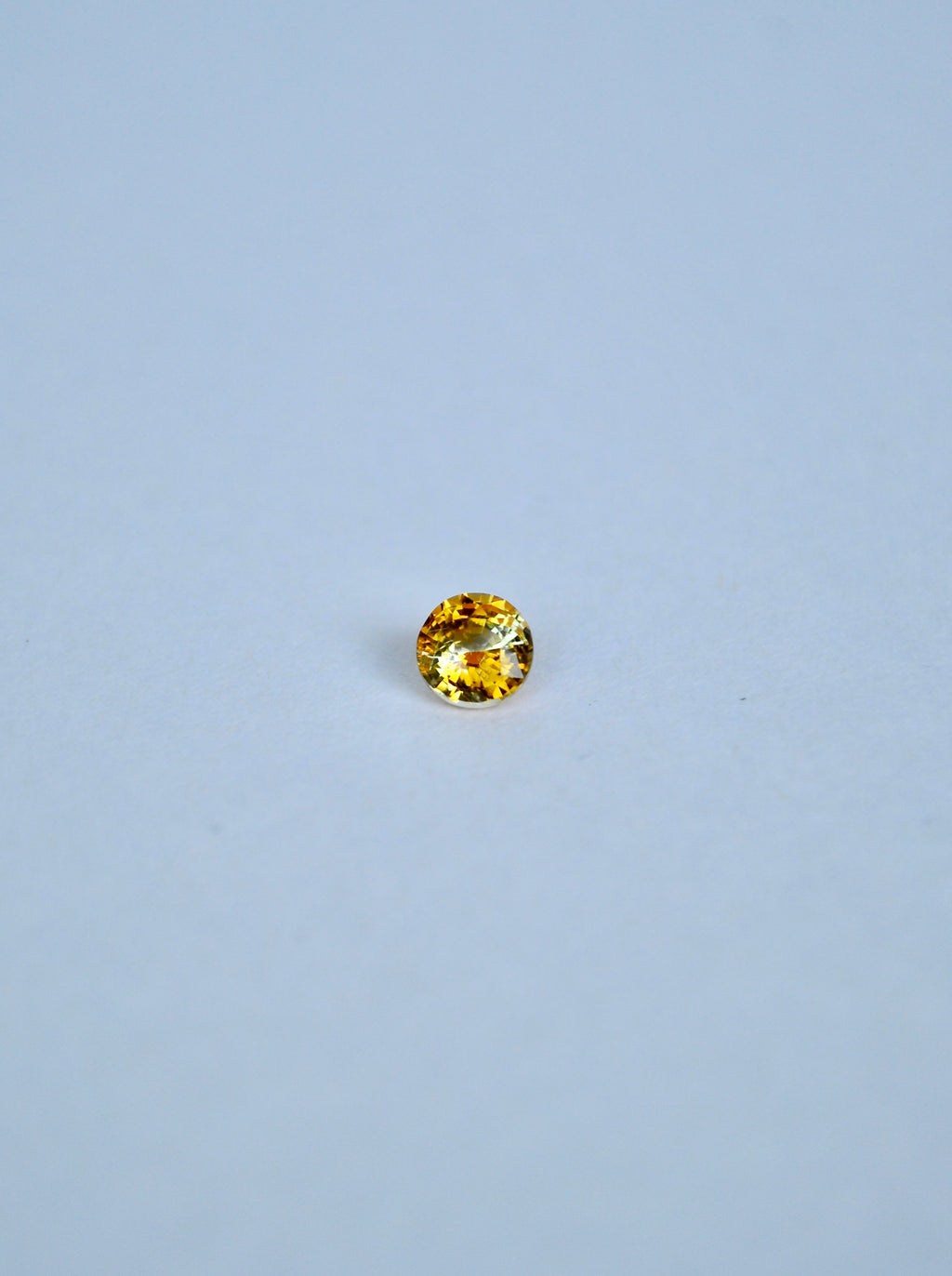 Bi-colour yellow loose round sapphire