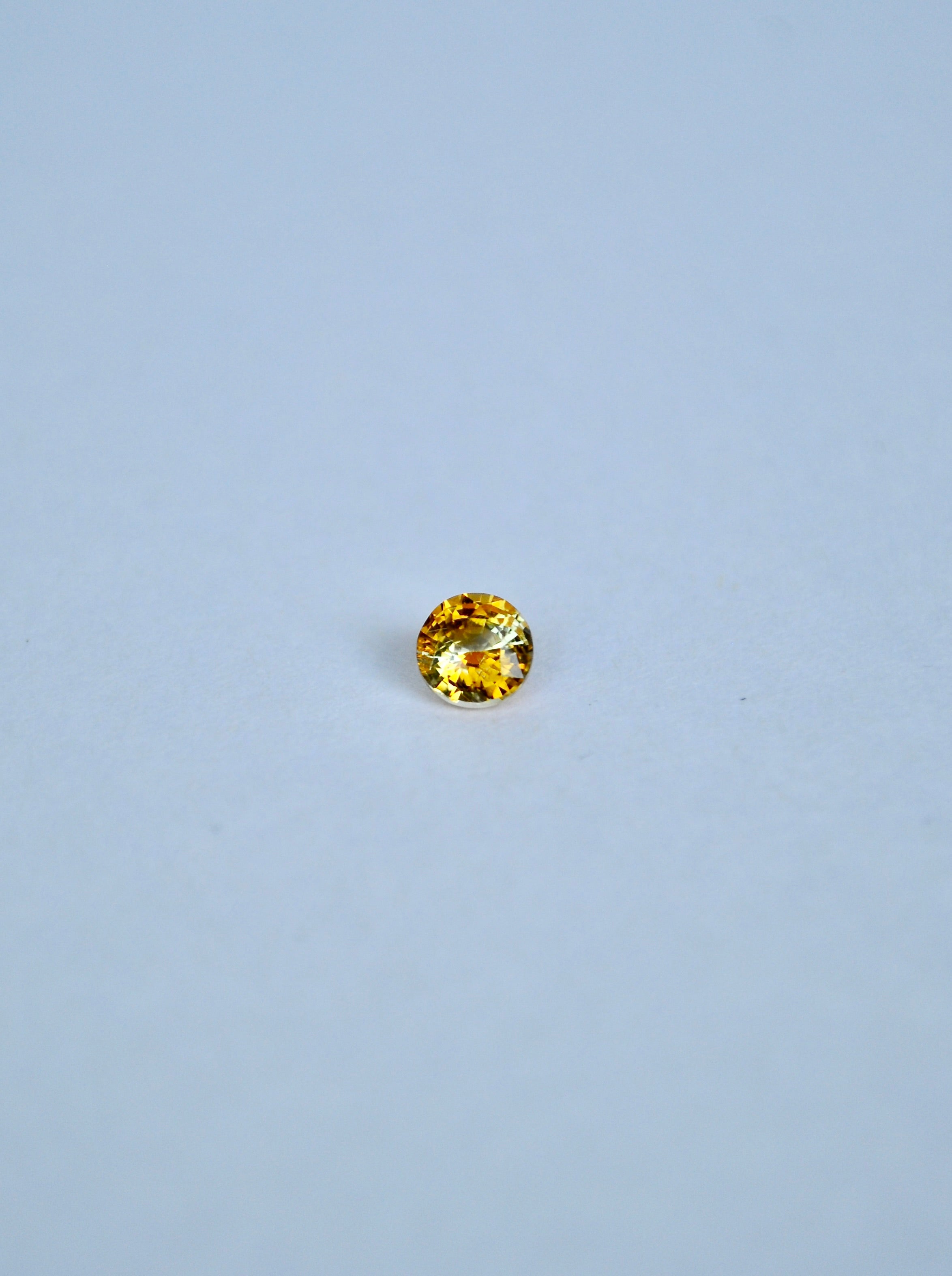 Bi-colour yellow loose round sapphire