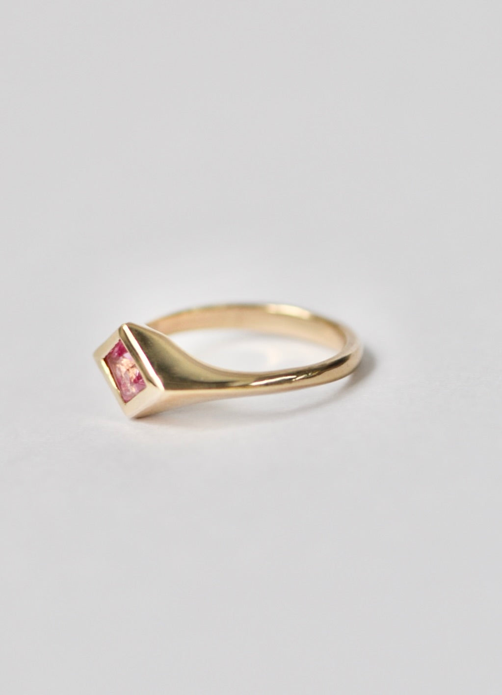 Uno Signet: Pink Spinel